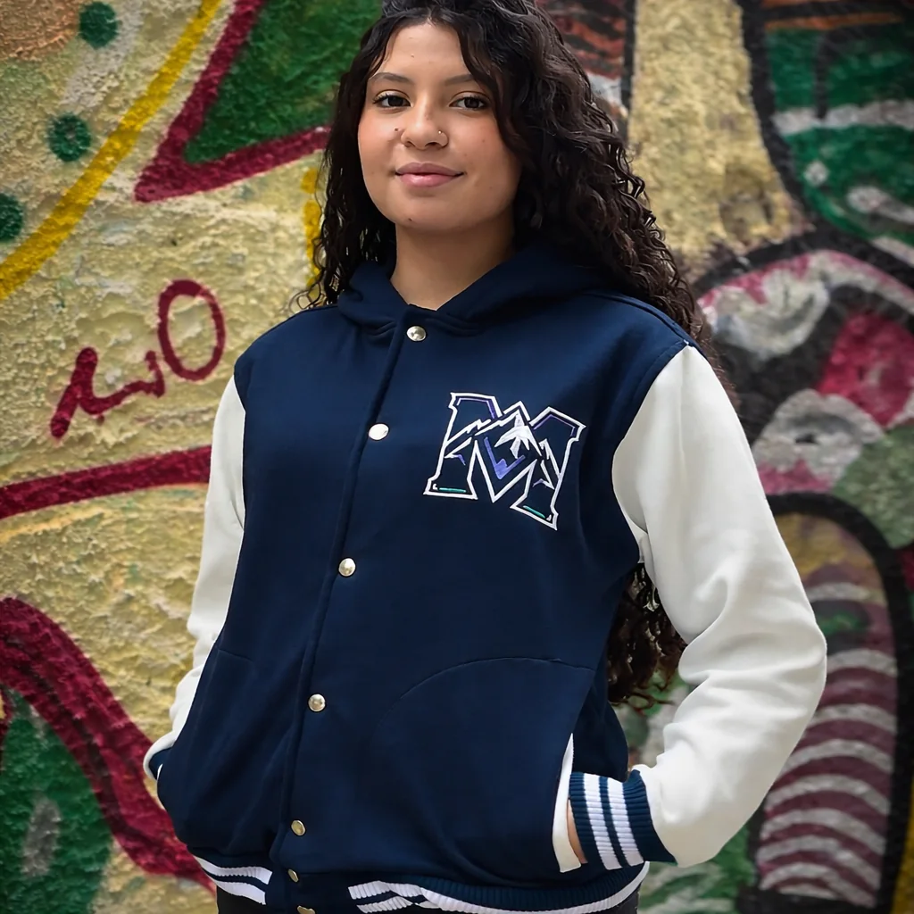 Modelo usando jaqueta college azul-marinho e branca personalizada