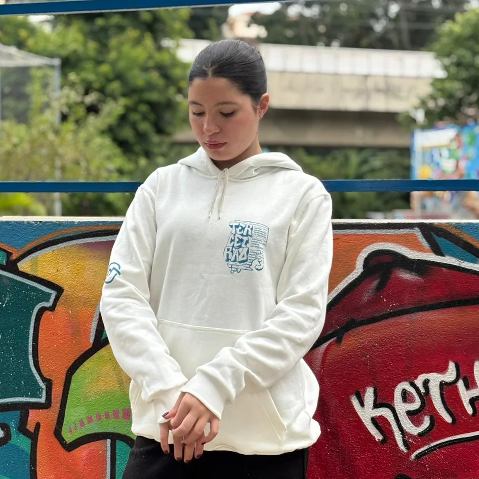 Modelo usando moletom branco personalizado