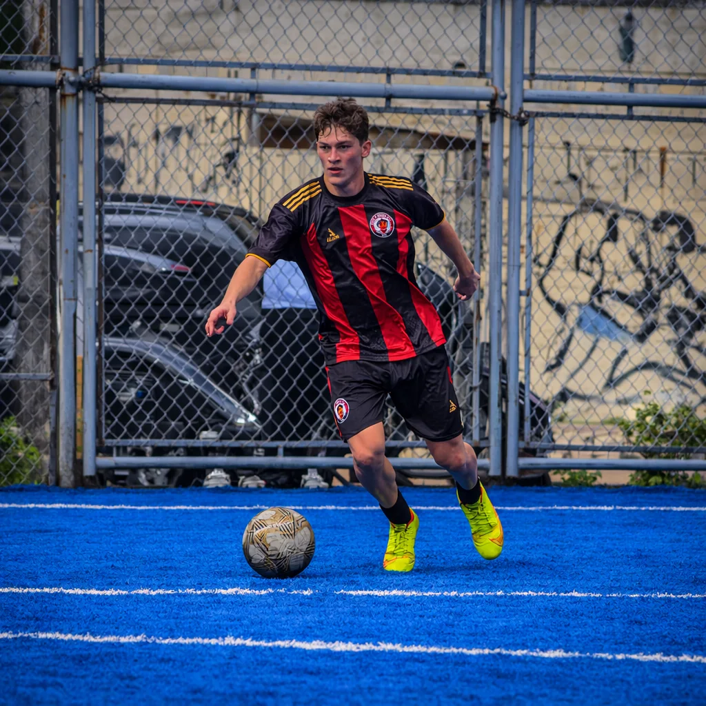 Jogador usando uniforme esportivo preto e vermelho personalizado