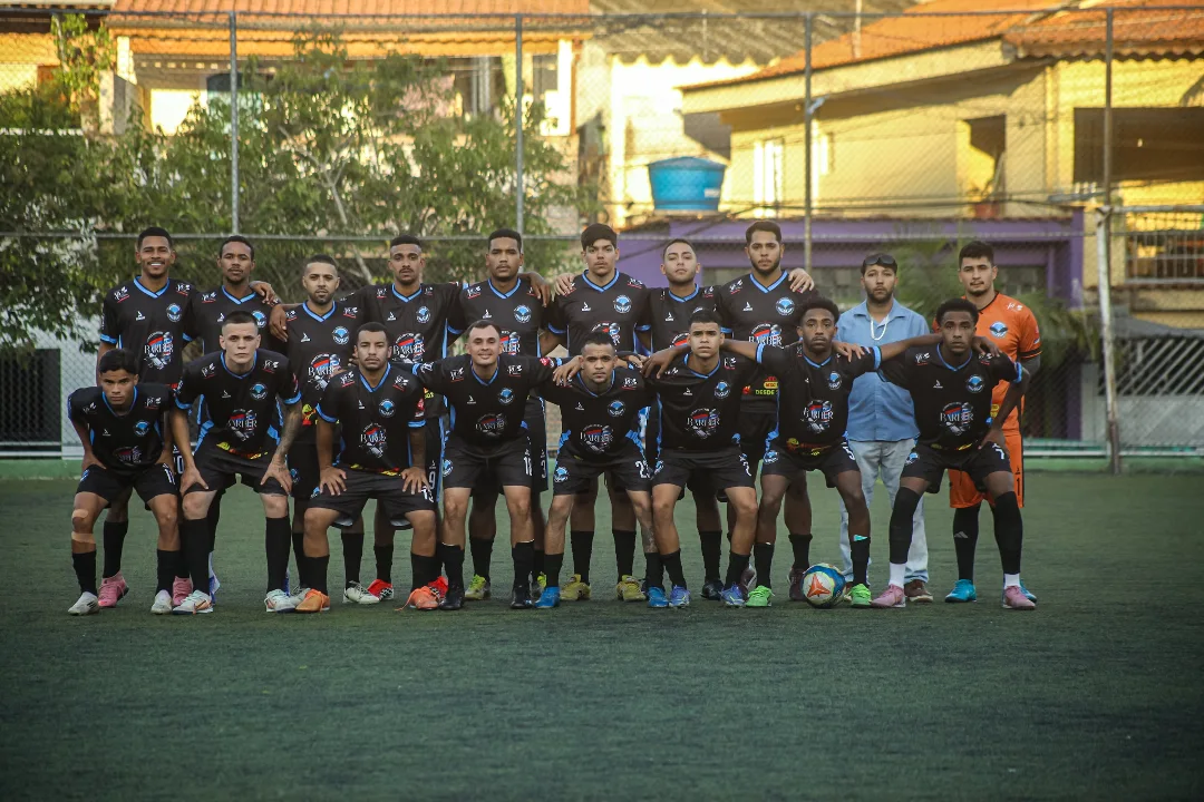 Time completo do Falcão FC usando uniformes esportivos personalizados pela Akanni