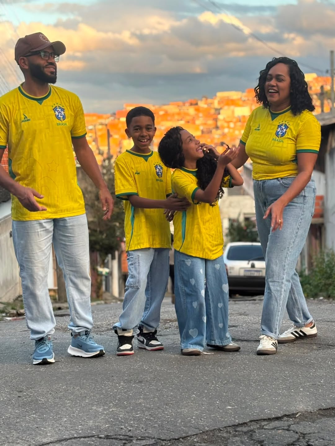 Família do Projeto de Deus vestindo camisetas amarelas produzidas pela Akanni